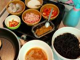 พาสต้าดำแกงเขียวหวานกุ้งห่อไข่