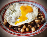 Foto del paso 4 de la receta: Garbanzos salteados con morcilla y huevo frito