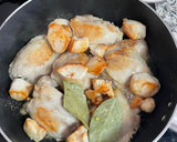 Foto del paso 2 de la receta: Pollo al ajillo (contramuslos y pechuga)