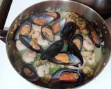 Foto del paso 3 de la receta: Sorrentinos de salmón con tinta de calamar y salsa camarón
