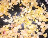 صورة لخطوة 1 من وصفة حمسة بازلاء مع البيض 🥚🍅🧅😋