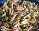 Foto del paso 5 de la receta: Pasta integral con brócoli y salmón