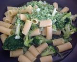 Foto del passaggio 5 della ricetta Rigatoni con broccoletti verdi alla cacio e pepe