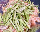 รูปขั้นตอนการทำที่ 2 ของ หน่อไม้ฝรั่งผัดกุ้ง / Stir fried asparagus with shrimps