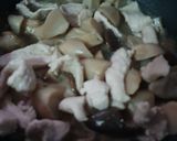 รูปขั้นตอนการทำที่ 4 ของ หมูผัดเห็ด