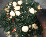 Foto langkah ke 3 dari resep Tumis Kale Telur Puyuh.