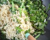 Foto langkah ke 4 dari resep Mie Telur Sawi Hijau.