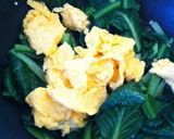 A picture of step 3 of Komatsuna and Egg Stir Fry with Oyster Sauce.