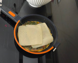 Foto del paso 6 de la receta: Tortilla de acelgas rojas rellena de jamón y queso