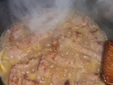 Arroz basmati con hamburguesa de pollo en wok