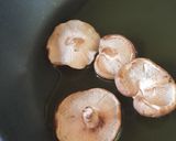 Foto del paso 1 de la receta: Espinacas frescas salteadas con setas shiitake