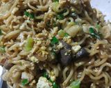Foto langkah ke 6 dari resep Mie goreng lezat.