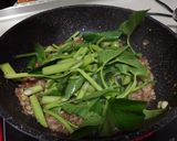 รูปขั้นตอนการทำที่ 2 ของ ผักบุ้งไทยหมูสับผัดกะปิ