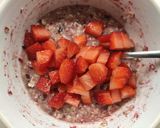 Foto del passaggio 3 della ricetta Baked oatmeal alle fragole, lamponi e granella di cacao
