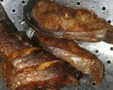 Foto langkah ke 4 dari resep Patin goreng ketumbar.