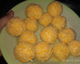 Foto langkah ke 2 dari resep Banana chocolate balls.