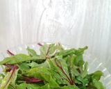 Foto del paso 1 de la receta: Ensalada de hojas de beterraga 💕🍃