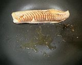 午間輕食（煎鯛魚、炒菠菜）的食譜步驟2照片