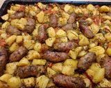 Une image de l'étape 5 de Saucisses pommes de terre, poivrons et tomates au four.