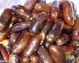 صورة لخطوة 1 من وصفة عصير البلح الأسود باللبن والعسل