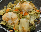 Foto del paso 5 de la receta: Chuletas de Sajonia gratinadas con verduras rehogadas