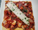 Foto del paso 7 de la receta: Coca de tomate y ventresca de atún con masa de harina de garbanzo