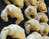 Foto del paso 5 de la receta: Medialunas rellenas con membrillo y dulce de leche
