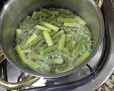 Foto del paso 1 de la receta: Espárragos trigueros con huevo