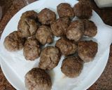 Foto del paso 3 de la receta: Albóndigas de carne picada en salsa de tomate