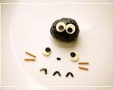 A picture of step 3 of Totoro Rice Balls.