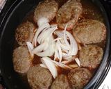 A picture of step 3 of Quick and Easy Simmered Hamburger Steaks.