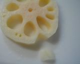 A picture of step 4 of Osechi Flower Vinegar-Pickled Lotus Root.