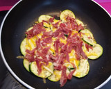 Foto del paso 2 de la receta: Calabacín con queso jamón y huevos
