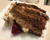 Foto del paso 12 de la receta: Torta cumpleaños súper fácil de chocolate, frutillas y chantillí