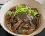 A picture of step 3 of Casseroled Black Crabs With Glass Noodles.