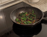 Foto del paso 4 de la receta: Tortilla con boletus y espinacas