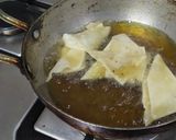 A picture of step 3 of Dahi bary papri chaat.