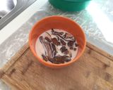 Foto del passaggio 1 della ricetta Fusilloni con ragù d'anatra alla birra, crema di porcini, funghi pioppini e pinoli tostati