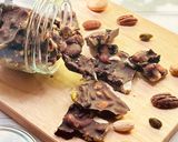 Foto langkah ke 4 dari resep Mixed Nuts Dates Choco Bark (15).