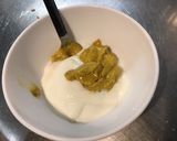 Une image de l'étape 1 de Sauce au yaourt, citrons, coriandre et moutarde au pain d'épices.
