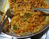 વેજ નુડલ્સ ફ્રેન્કી (Veg Noodles Frankie Recipe In Gujarati) રેસીપી સ્ટેપ3ફોટો