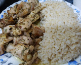 Foto del paso 10 de la receta: Tiras de contramuslo de pollo, arroz integral y ensalada china😋