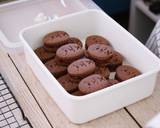Chocolate Sandwich Cookies / Crispy Cocoa Cookies filled with a Smooth Chocolate Cheese Cream recipe step 14 photo