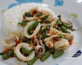 รูปขั้นตอนการทำที่ 3 ของ ข้าวราดหมึกผัดกะเพราถั่วฝักยาว