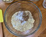 Foto langkah ke 3 dari resep Oatmeal Panggang - Stroberi Pisang.