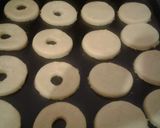 A picture of step 6 of Jam tarts with coconut.