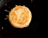 Foto del paso 4 de la receta: Pan a la plancha relleno de huevo y salchichas!