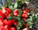 รูปขั้นตอนการทำที่ 1 ของ ไข่คั่วผักโขม 🌱มะเขือเทศ 🍅พริก 🌶คลีน