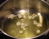 Foto del paso 2 de la receta Cinta de lomo adobada y empanada con salsa de nuez moscada