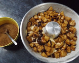 Foto del paso 3 de la receta: Corona de manzana de canela y pasas